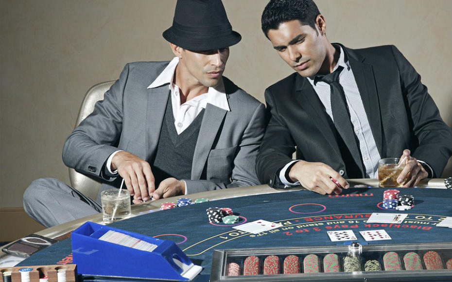 La importancia del farol en el póker: aprende a engañar a tus rivales